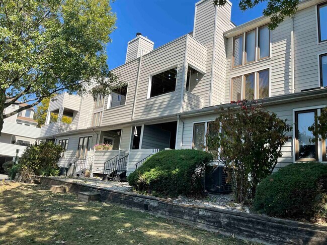 Building Photo - 806 Spinnaker Ct