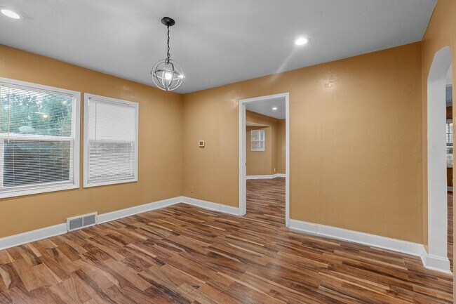 Building Photo - Newly Renovated 4-Bedroom Home | Riverview...