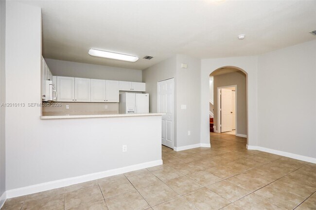 Building Photo - 1495 NE 33rd Ave