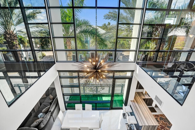 Building Photo - 365 SE 6th Ave