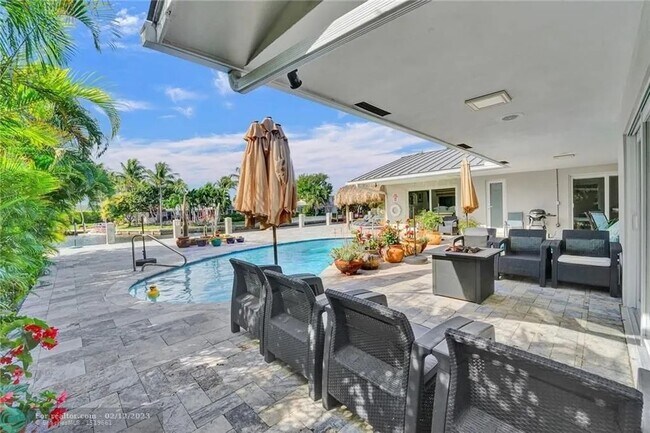 Building Photo - 2830 NE 55th St