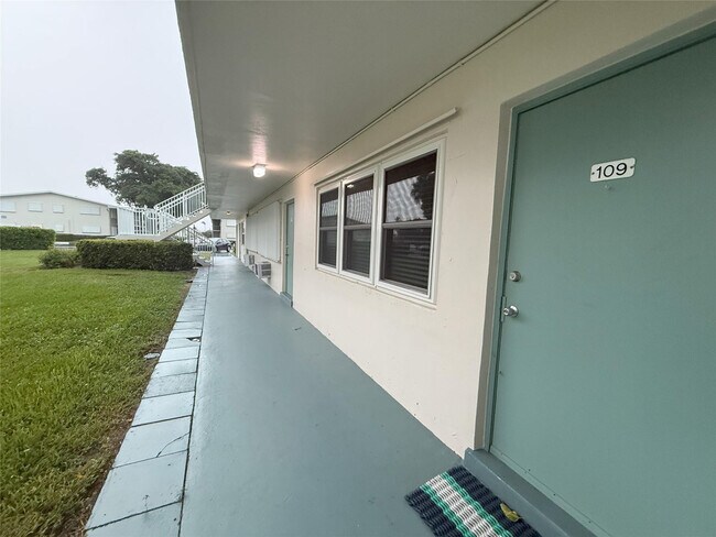 Building Photo - 340 Horizon W