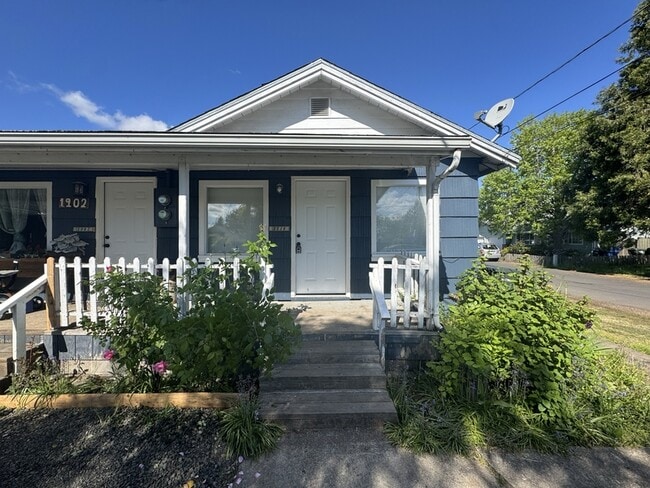 Building Photo - 2210 W 19th Ave
