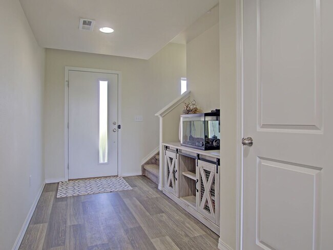 Building Photo - Bright & Open 3-Bed | Great Yard + Mountai...