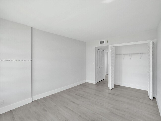 Building Photo - 3700 Oaks Clubhouse Dr