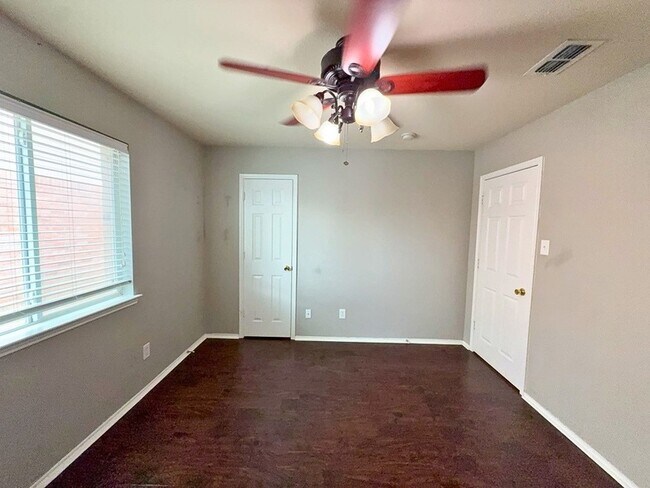 Building Photo - 9120 Goldenview Dr