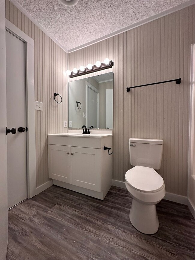 Building Photo - Convenient, in town living with garage!