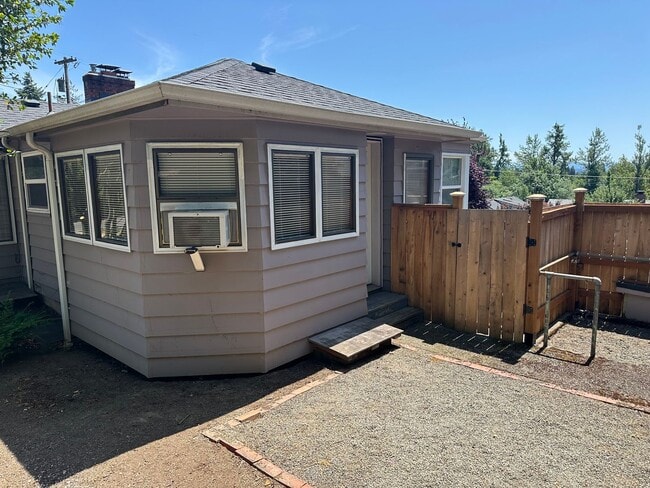 Building Photo - Large 4 bedroom 2 bath house in a great ne...