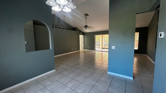 Building Photo - Charming and Spacious Single-Family Home