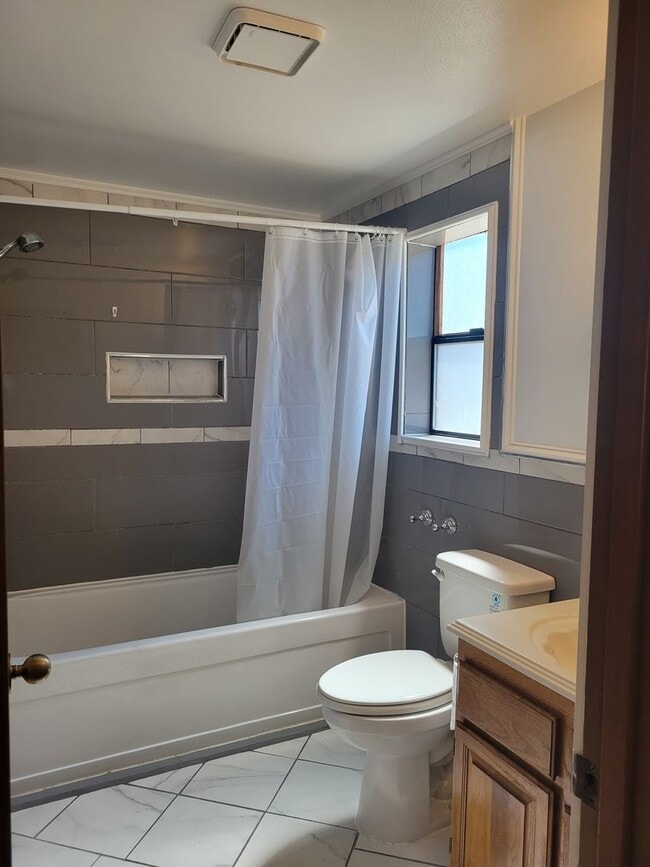 Building Photo - ? Spacious 3-Bedroom Rambler with Vaulted ...