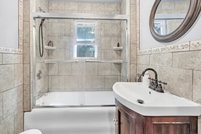 Building Photo - 18 Vose St