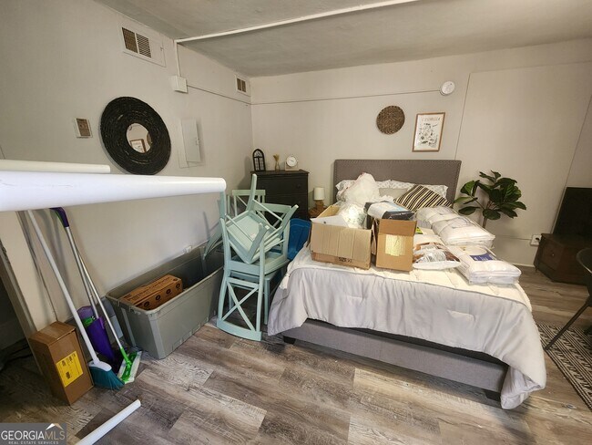 Building Photo - 917 Oakview Ave