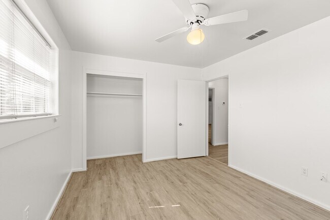 Building Photo - 1418 Crescent Dr