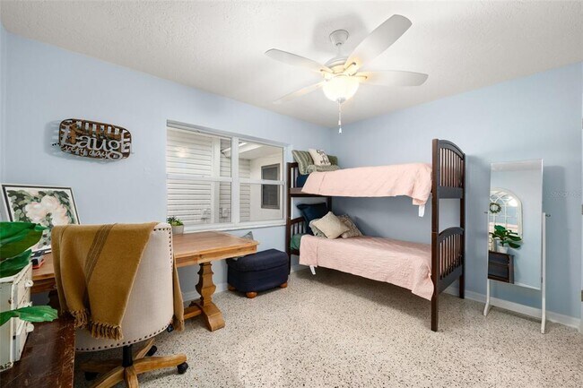 Building Photo - 2551 Lakeview Dr