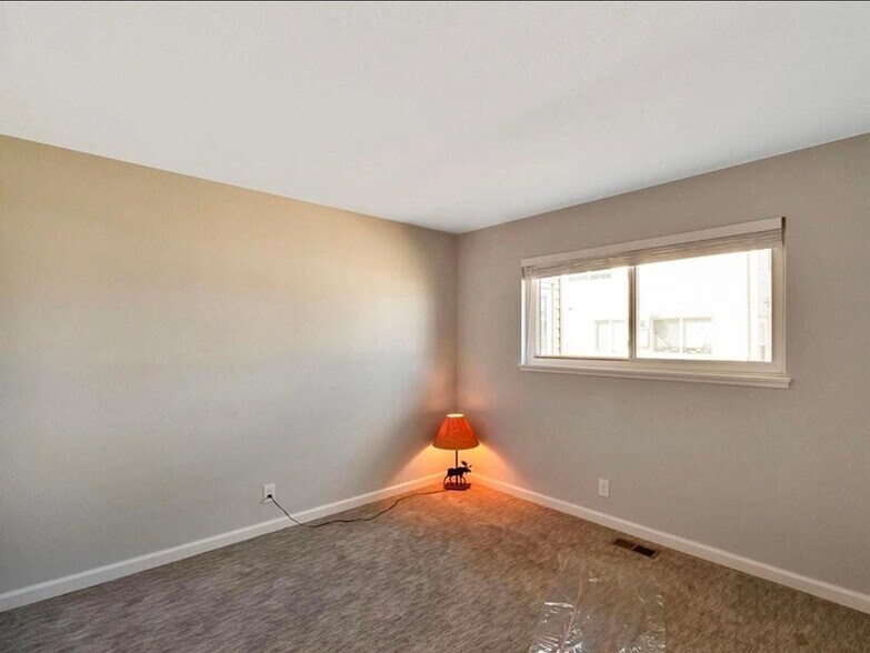 Building Photo - 3354 S Flower St