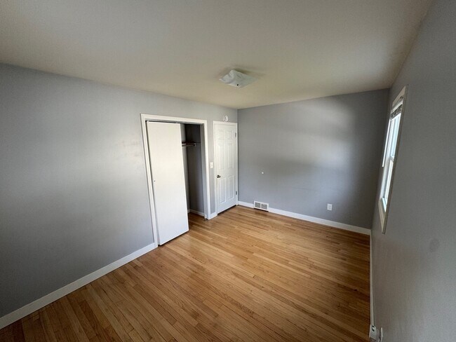 Building Photo - 2002 Andrew St SE