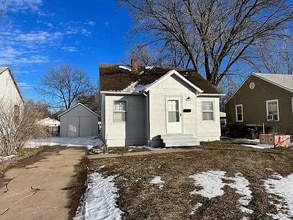 Building Photo - Stunning 3 Bed 1 Bath In Quiet Neighborhood