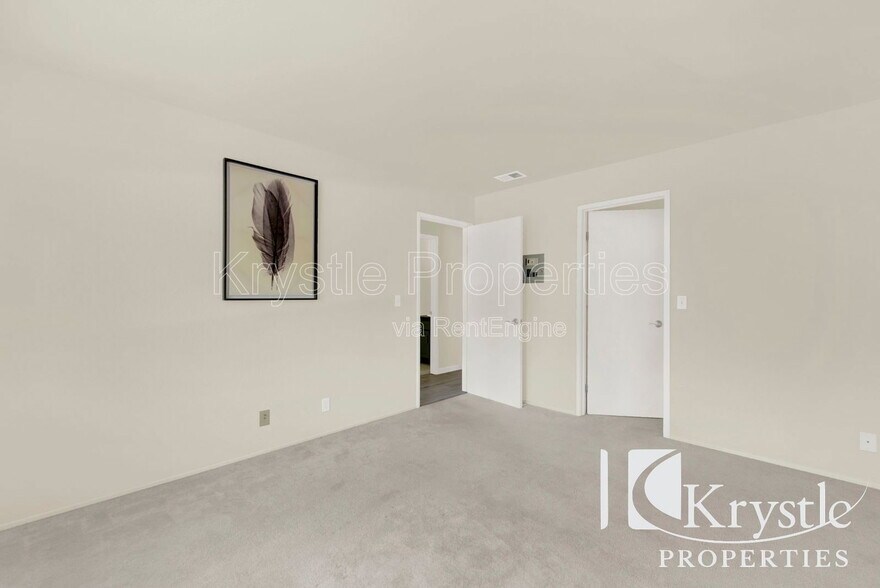 Building Photo - 900 Cambridge Dr