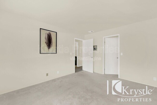 Building Photo - 900 Cambridge Dr