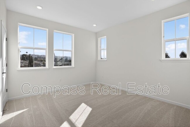 Building Photo - 3814 Norbridge Ave