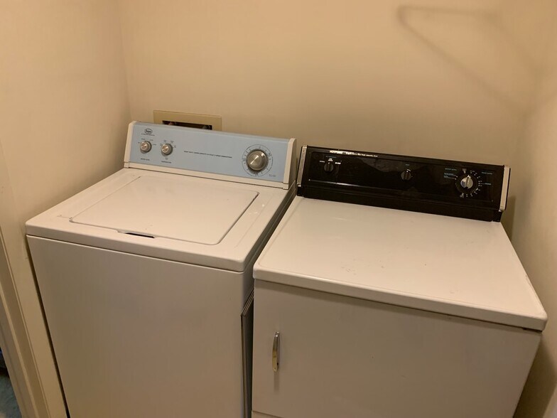 Building Photo - 64 Debra Ln