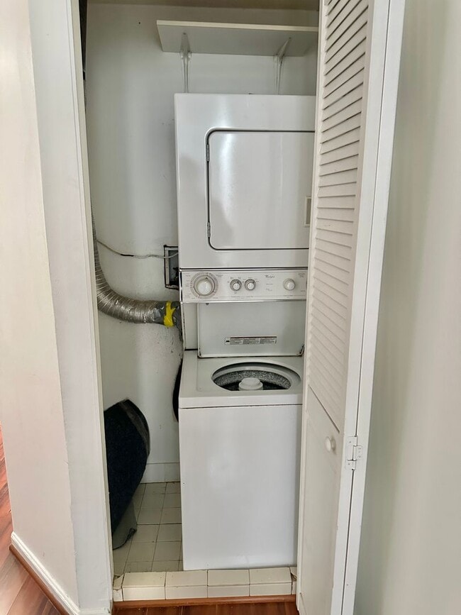 Building Photo - 2052 -Loukas