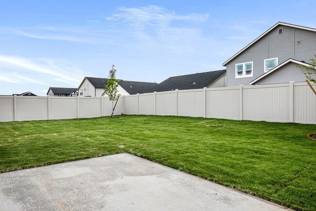 Building Photo - Beautiful 4bd/2ba Single Level Home w/RARE 4-CAR GARAGE