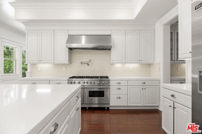 Building Photo - 453 S Bentley Ave