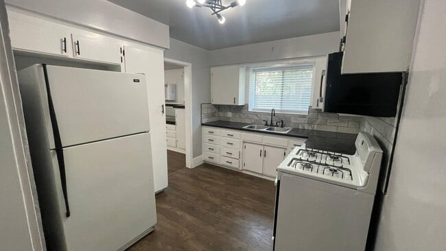 Building Photo - 835 E Weldon Ave