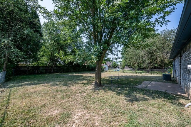 Building Photo - Quaint Rogers Home!