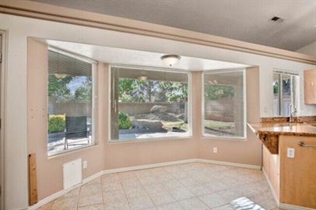 Building Photo - Bloomington Beauty!  6 month lease