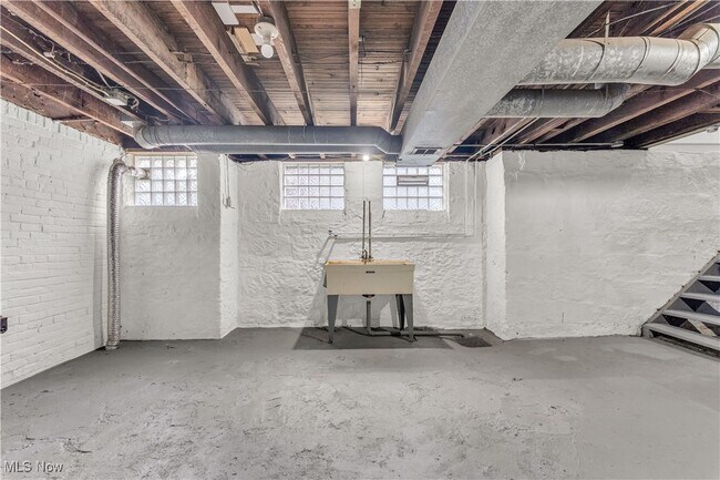 Building Photo - 3249 Hyde Park Ave