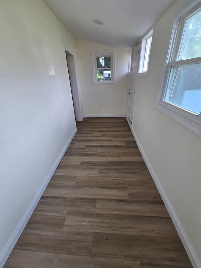Building Photo - 2 BEDROOM SINGLE FAMILY HOME