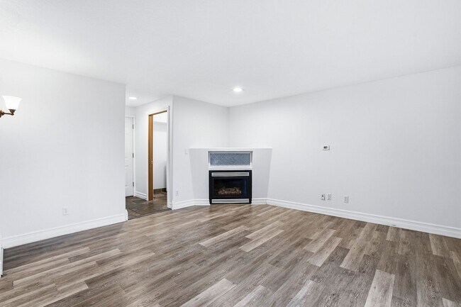 Building Photo - 10931 SE Henderson Dr