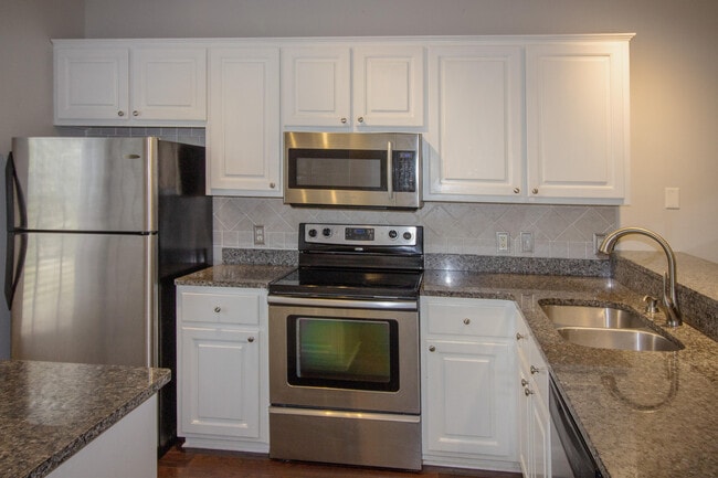 Building Photo - 2713 Bay Club Dr