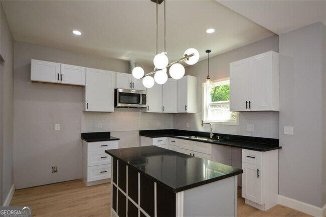 Building Photo - 2203 Wingate St SW