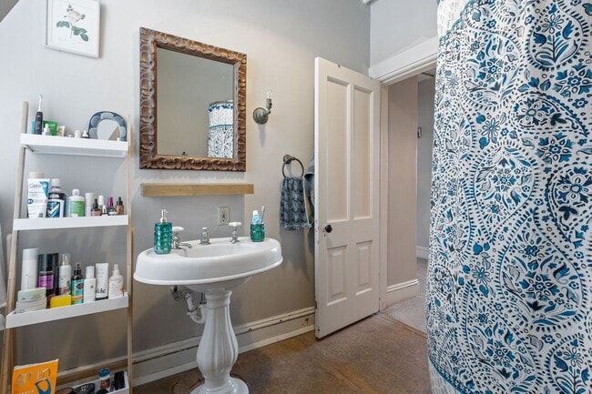 Building Photo - 223 Bates Ave