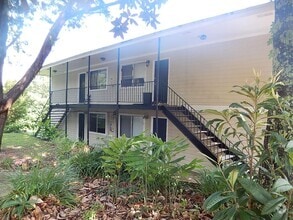 Building Photo - MODERN 2/1 TWN 2nd Story Unit w/ Washer/Dr...