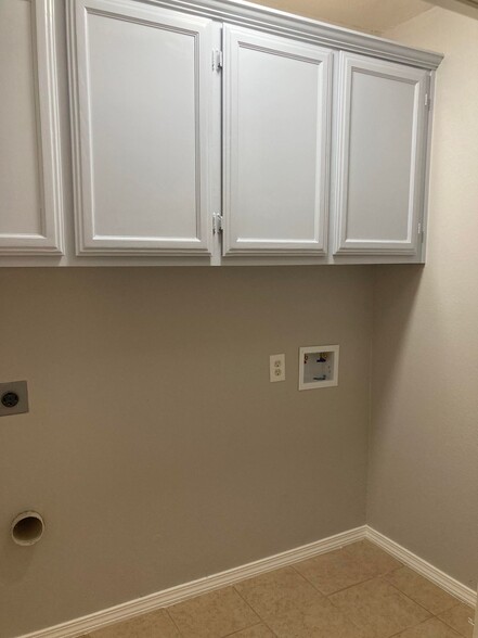 Building Photo - 521 Amigos Ln