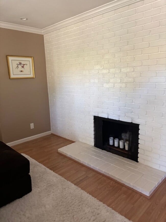 Building Photo - Single Story Home in a Very Desirable Suns...