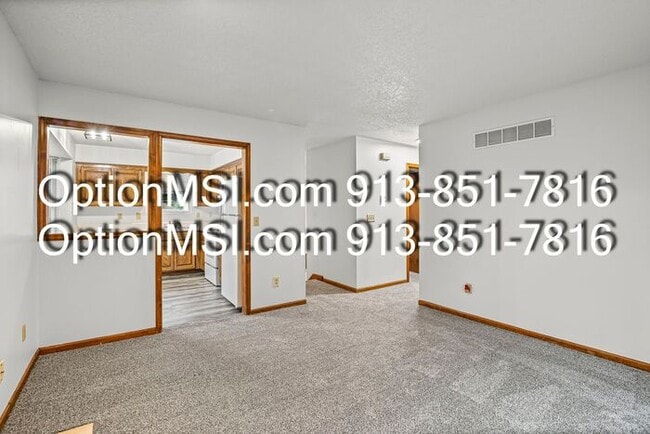 Building Photo - Spacious townhouse