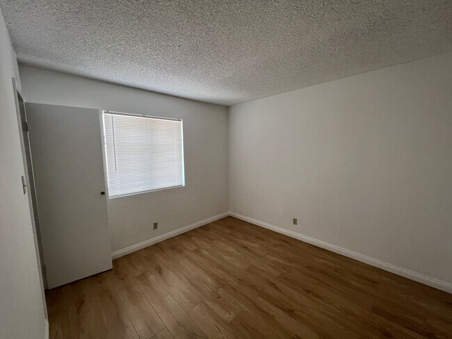 Building Photo - COMING SOON !! 2 Story Townhome
