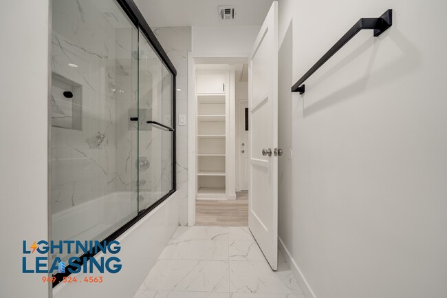 Building Photo - 1363 Hauser Blvd
