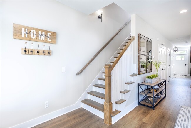 Building Photo - 2089 Oakwood Ave
