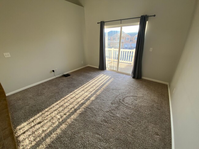 Building Photo - Dashing Canyon Meadow Townhome