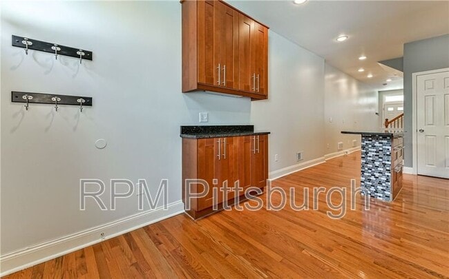 Building Photo - 185 Almond Wy
