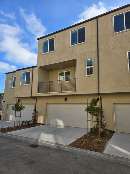 Building Photo - 5350 Seacliff Pl