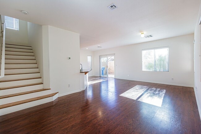 Building Photo - Beautiful 2 story Home