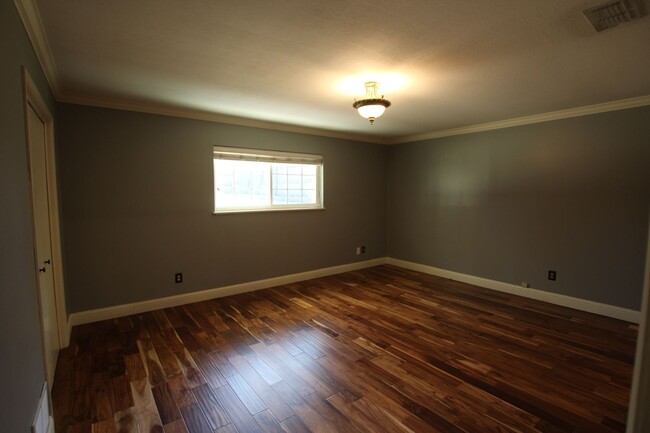 Building Photo - Beautiful 3 bedroom 2 bathroom home in Sou...