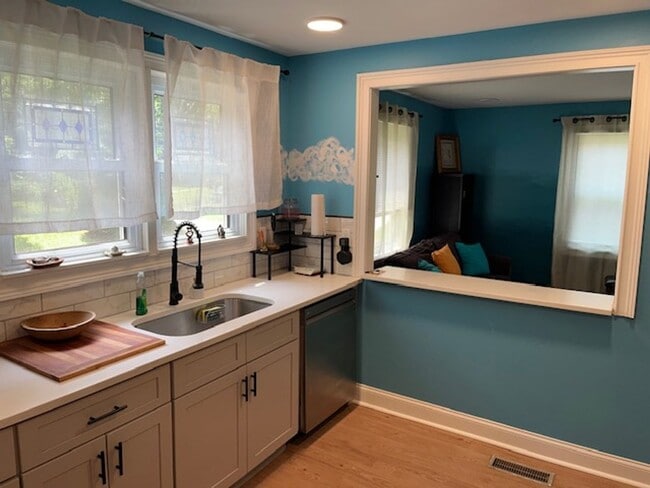 Building Photo - Fully furnished